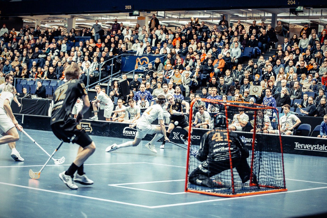 Image 38. 在直接射门和远门柱传球之间权衡（Balancing between a direct shot and a pass to the far post）
