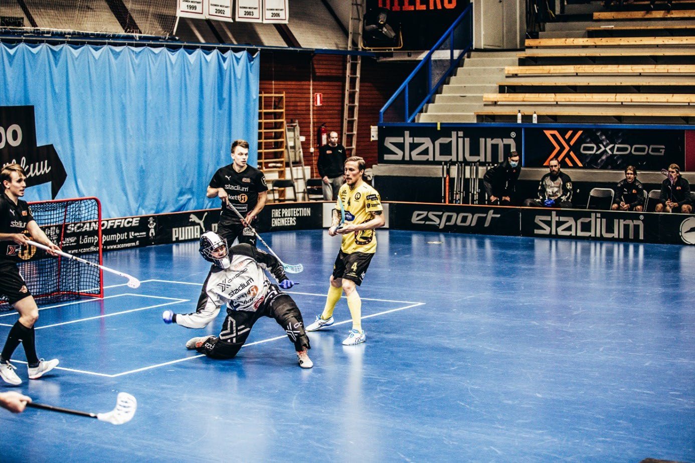 Image 68. 从球门区前线掷球（A throw-out from the front line of the goal crease）
